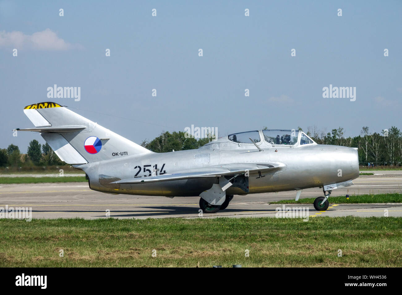 MIG 15 UTI, eine zweisitzige Version in den Farben der Tschechoslowakischen Luftwaffe, Flugzeuge des 1950er-Jets MIG 15, die auf der Landebahn geerdet sind Stockfoto
