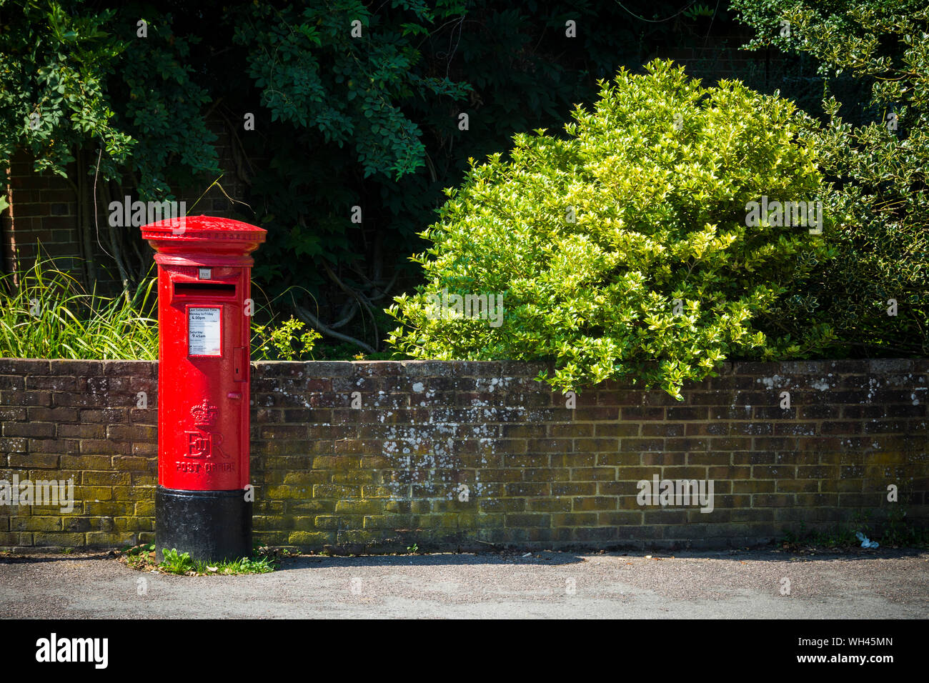 Britischen roten Briefkasten in ländlichen Straße an einem sonnigen Tag Stockfoto
