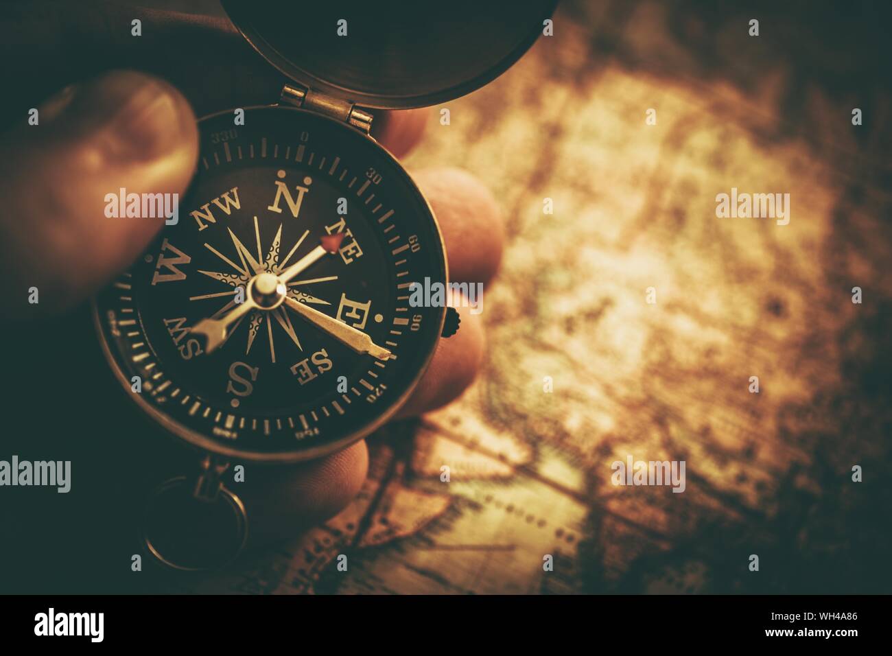 Abenteuer Vorbereitung Konzept. Kaukasische Hand mit Kompass Gerät Nahaufnahme. Stockfoto