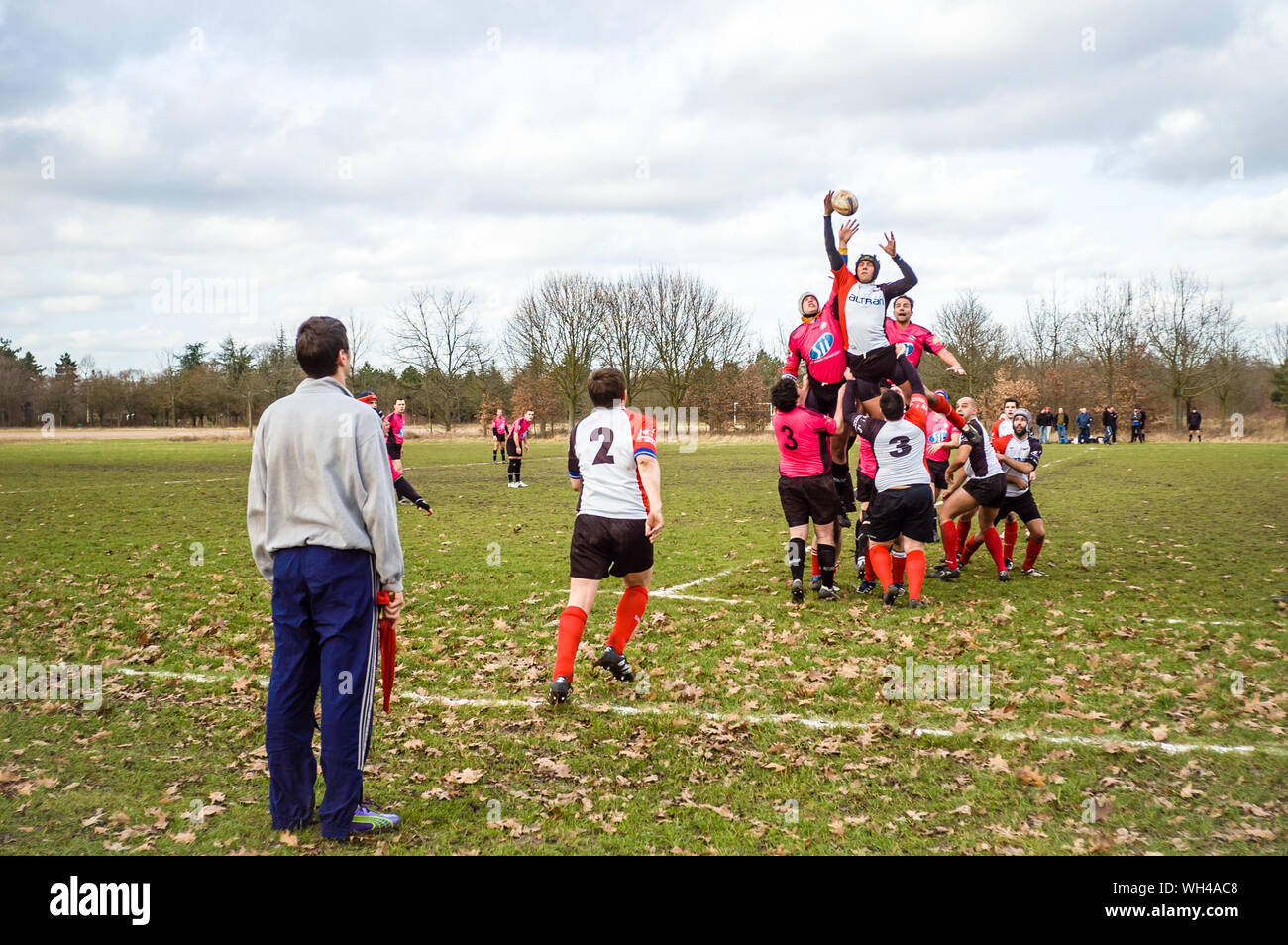 Ein Line-out während Rugby ist ein Amateur Männer Match in der Bois de Vincennes in Paris, Frankreich, durch eine trübe winter Sonntag. Stockfoto