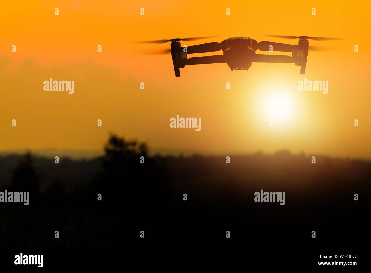 Drone Antenne Technologien. Kleine ferngesteuerte Flugzeuge am Himmel während der malerischen Sonnenuntergang. Drohnen fliegen. Stockfoto