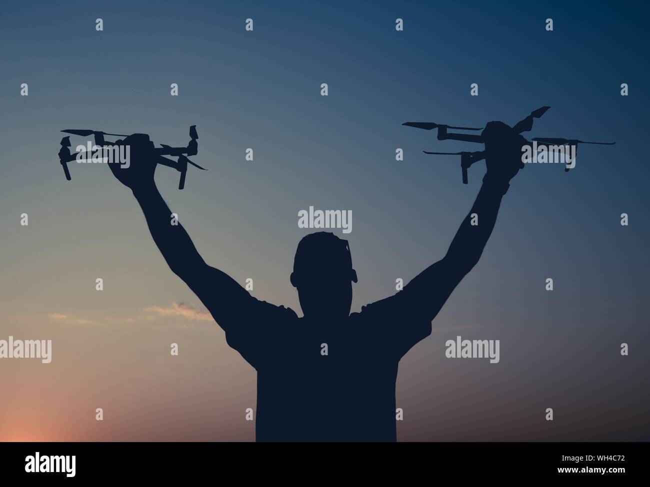 Master Antenne Fotograf mit zwei modernen Drohnen in den Händen. Kommerziellen und entspannenden Flugzeuge Windungen. Stockfoto