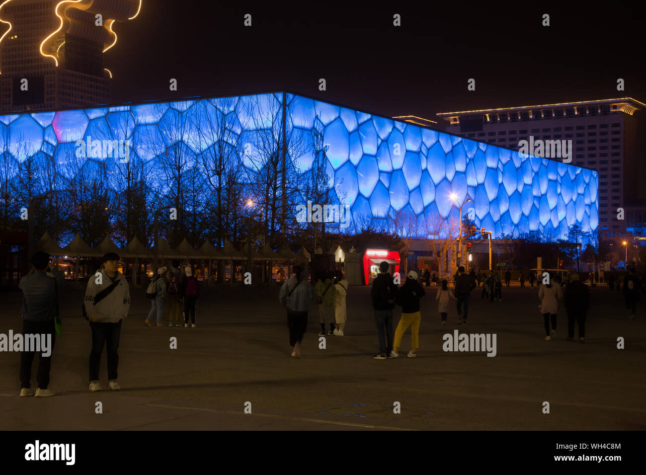 Editorial: Beijing, China, April 5, 2019 - Touristen, am Abend einen Spaziergang vor der Water Cube im Olympischen Park in Peking Stockfoto