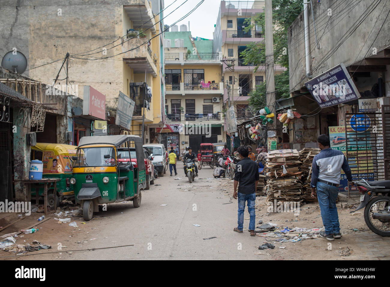Eine Straße in Gurgaon, Indien, am späten Nachmittag Stockfoto