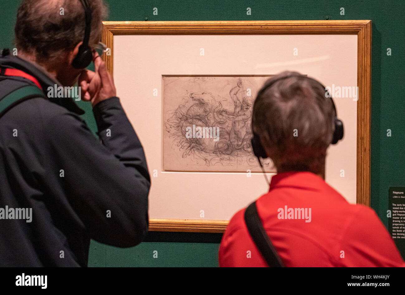Die Leute, die eine Ausstellung von Leonardo Da Vinci ist erstaunlich, Zeichnungen in London, die den 500. Jahrestag des Todes von Leonardo da Vinci. Stockfoto