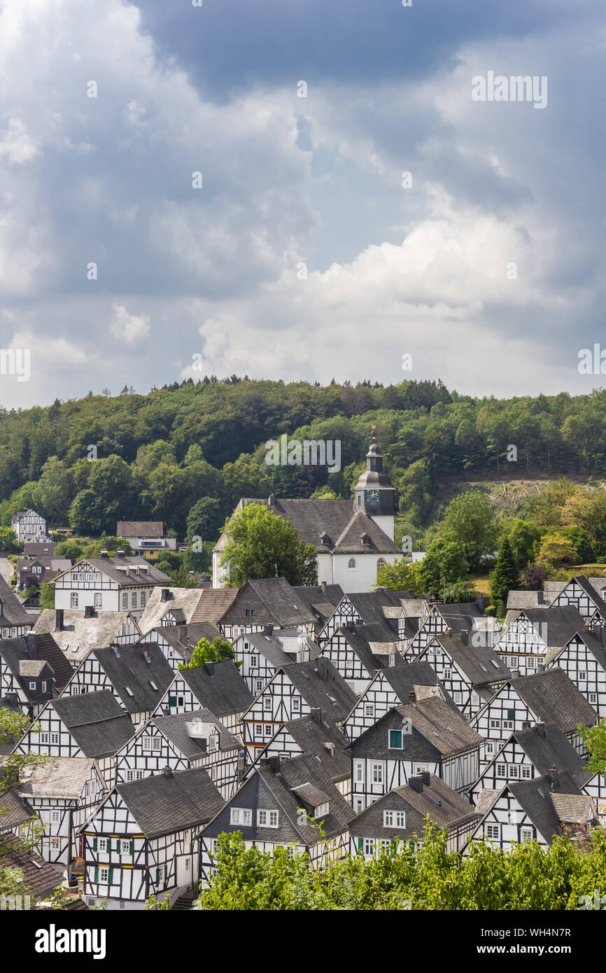 Weißen Fachwerkhäusern der historischen Stadt Freudenberg, Deutschland Stockfoto