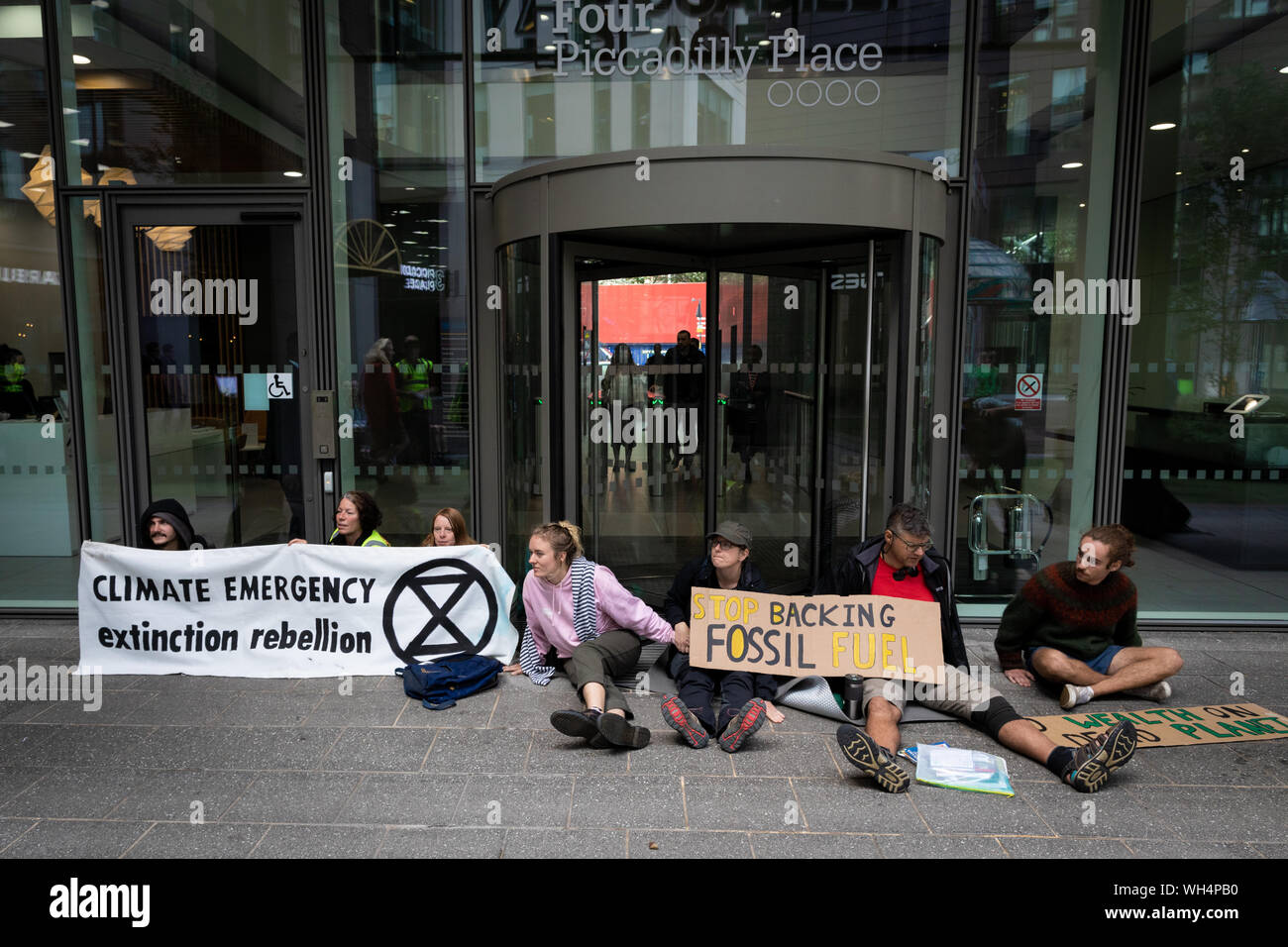 Manchester, Großbritannien. 02 Sep, 2019. Die nördliche Rebellion, der Teil der vom Aussterben Aufstandsbewegung belegt die Tür des Barclays Bank Büro heute morgen selbst supergluing zu Boden. Die Proteste begannen drei Tage zuvor in der Verfolgung der friedliche Aktion zu erstellen, Änderungen, die erforderlich sind, um die Klimaänderung zu überwinden. Credit: Andy Barton/Alamy leben Nachrichten Stockfoto