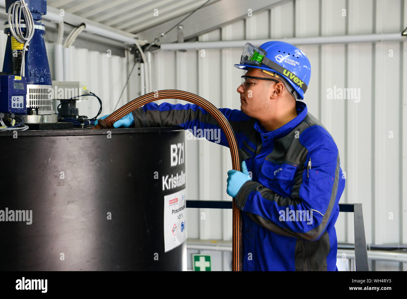 Deutschland, Hamburg Wasser Klranlage, Urban Mining Pilotprojekt von  Remondis und Hamburg Wasser Phosphor Sure aus Asche von verbrannten  Klrschlamm zu recyceln, Phosphorsure ist ein wichtiger Dnger in der  Landwirtschaft und die natrlichen
