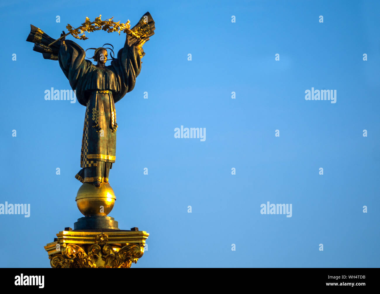 Statue von Berehynia gegen den klaren blauen Himmel Stockfoto