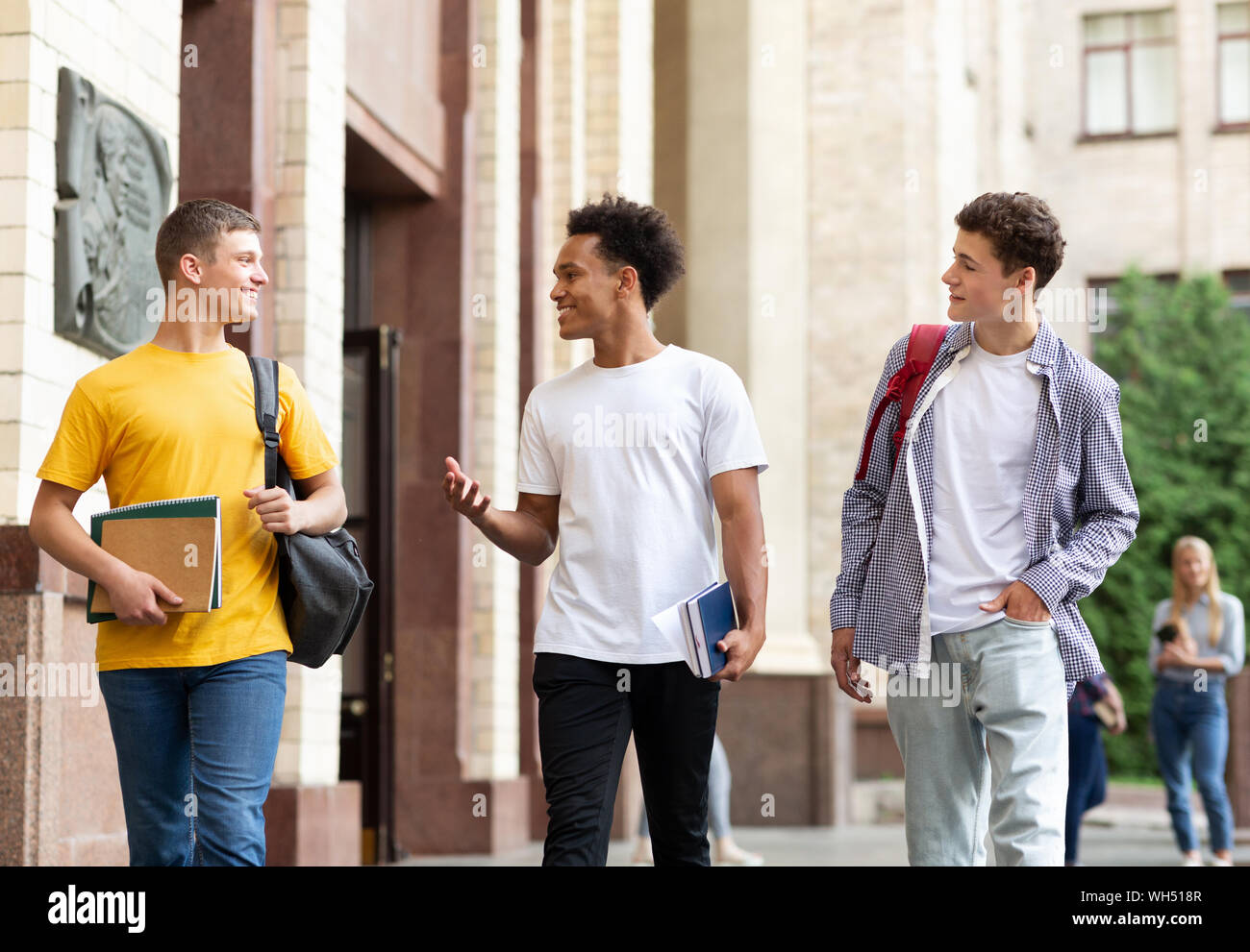 Student Kerle wandern während der Pause im Campus Stockfoto