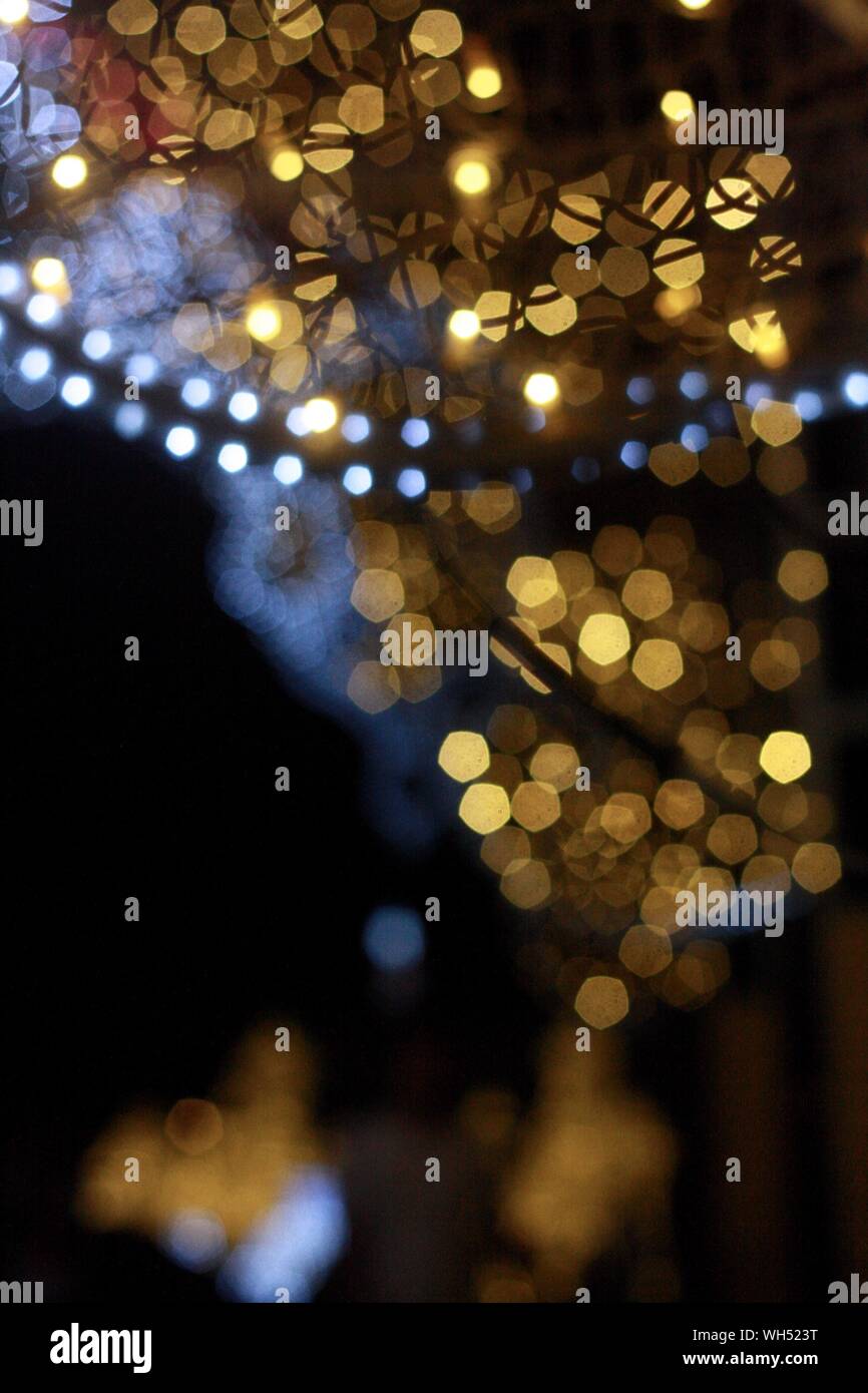 Defokussierten Bild der Beleuchtung Dekoration bei Nacht Stockfoto