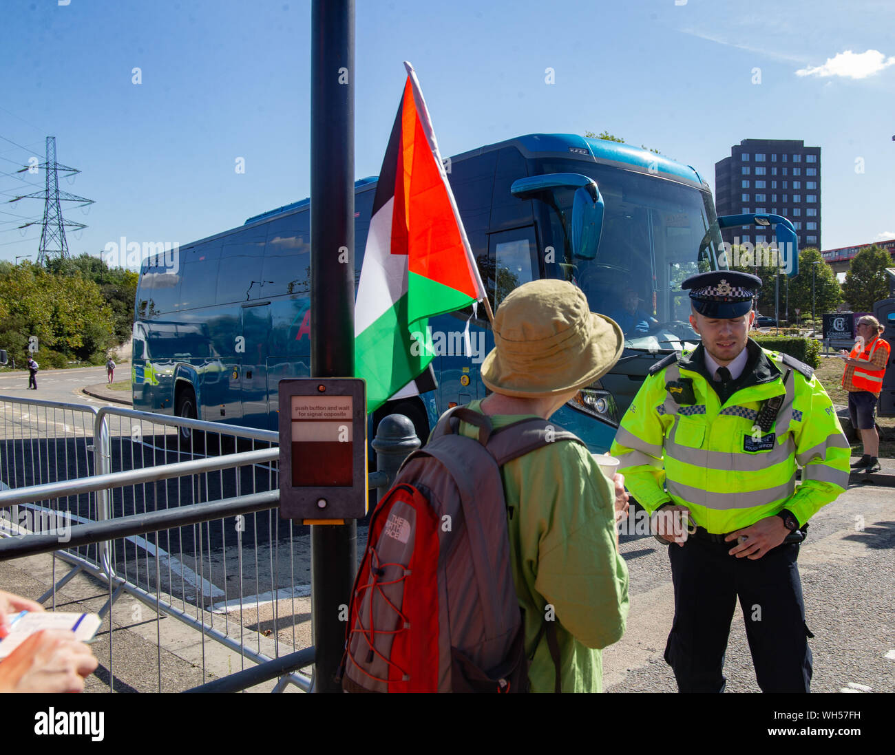 London, Großbritannien. 02 Sep, 2019. Unter starker Polizeipräsenz, anti arme Aktivist bis Camp Yards entfernt vom Excel Centre, am ersten Tag des Protestes fordern einen Stopp des Verkaufs von Waffen an Israel und gegen DSEI, Verteidigung und Sicherheit Ausrüstung International, dass es eine speziell dafür vorgesehenen Bereich für Israels arme Unternehmen ihre Waffen, Waffen, die als 'bewährt' d. h. Bekämpfung der Waffen, die für die palästinensischen Gemeinden verwüsten und zerstören die getestet wurden und vermarktet werden. Credit: Paul Quezada-Neiman/Alamy leben Nachrichten Stockfoto