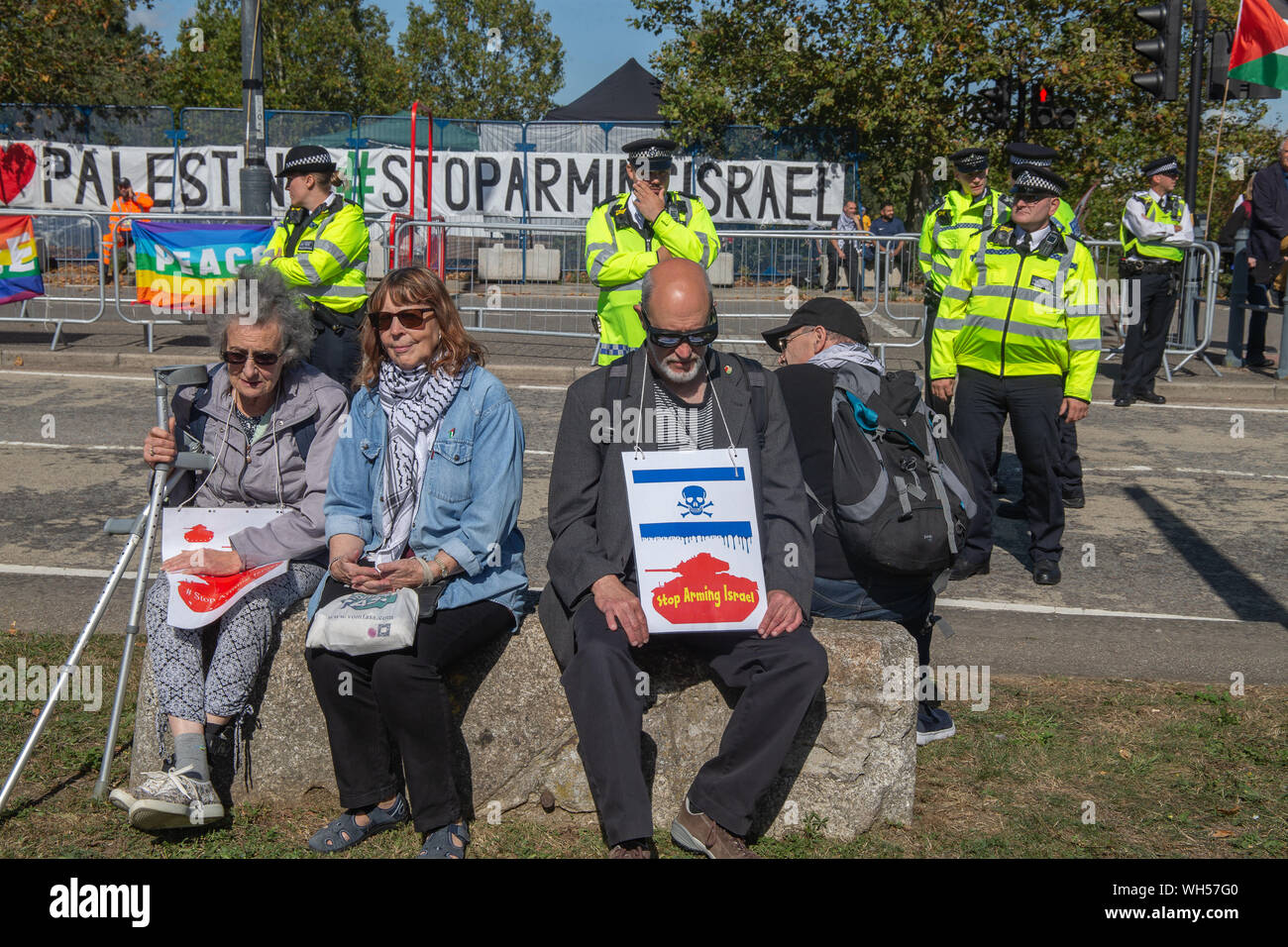 London, Großbritannien. 02 Sep, 2019. Unter starker Polizeipräsenz, anti arme Aktivist bis Camp Yards entfernt vom Excel Centre, am ersten Tag des Protestes fordern einen Stopp des Verkaufs von Waffen an Israel und gegen DSEI, Verteidigung und Sicherheit Ausrüstung International, dass es eine speziell dafür vorgesehenen Bereich für Israels arme Unternehmen ihre Waffen, Waffen, die als 'bewährt' d. h. Bekämpfung der Waffen, die für die palästinensischen Gemeinden verwüsten und zerstören die getestet wurden und vermarktet werden. Credit: Paul Quezada-Neiman/Alamy leben Nachrichten Stockfoto