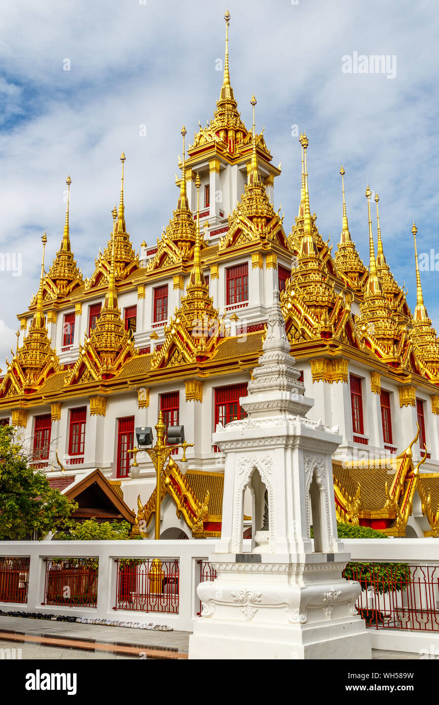 Loha Prasat (Eisen Schloss oder Bügeleisen Kloster) im Wat Ratchanatdaram, buddhistische Tempel (Wat) in Bangkok, Thailand Stockfoto