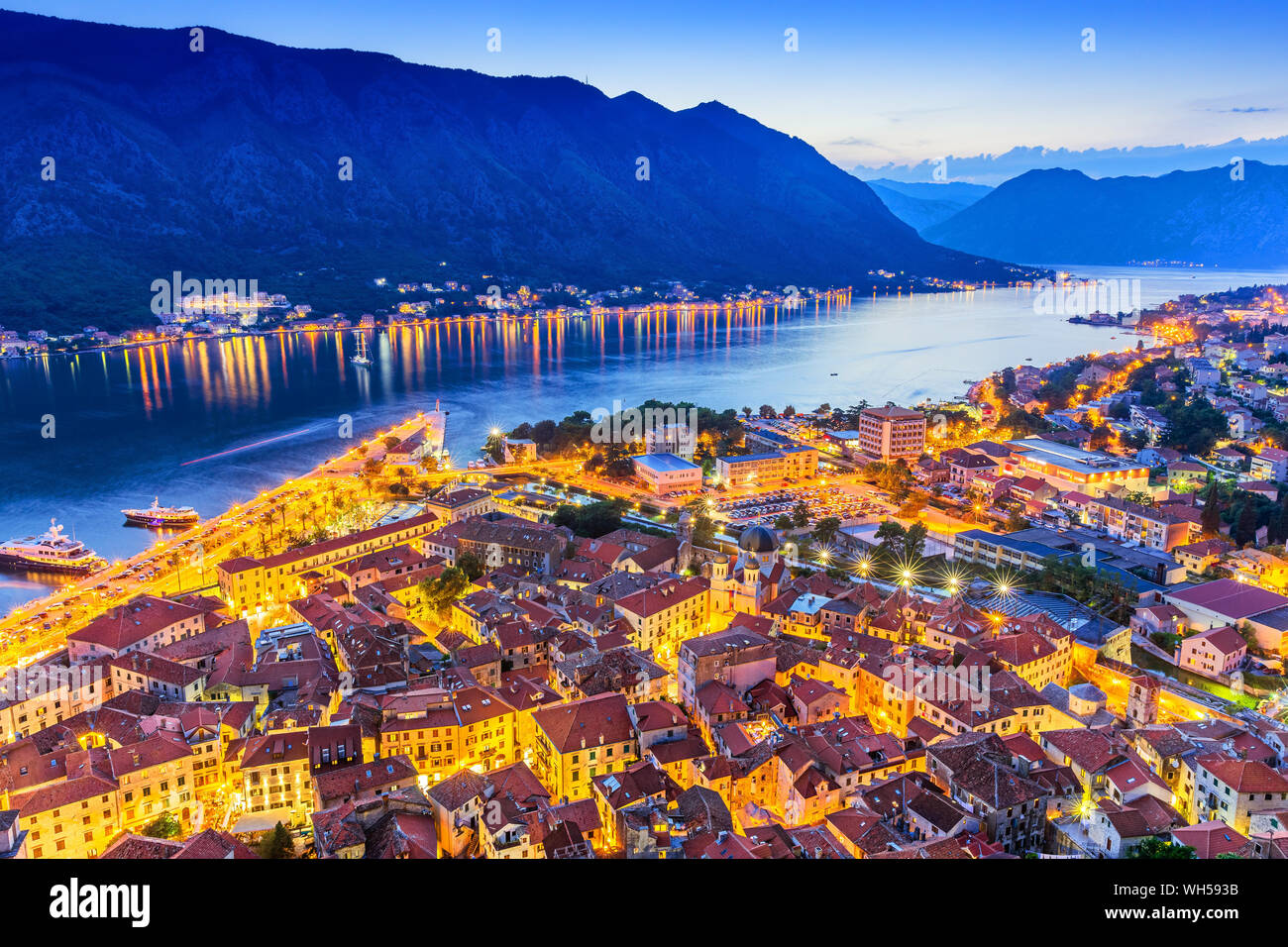 Kotor, Montenegro. Luftbild der Bucht von Kotor und die Altstadt in der Nacht. Stockfoto