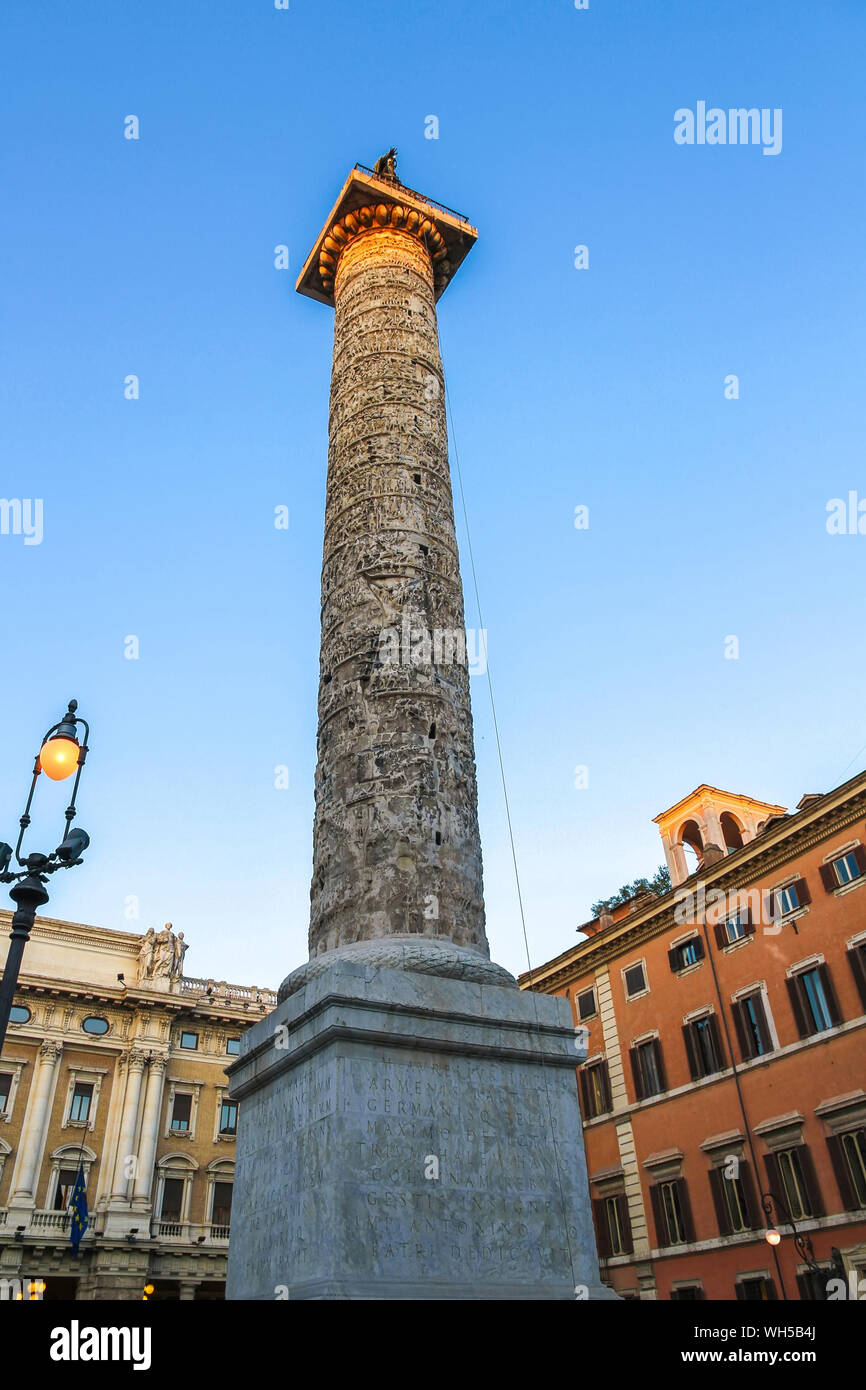 Blick auf die antiken Ruinen von Marco Aurelio in Piazza Colonna Rom, Italien, an einem sonnigen Tag. Stockfoto