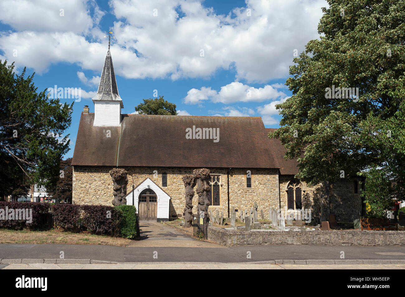 HADLEIGH, ESSEX, Großbritannien - 08. AUGUST 2018: Außenansicht der Pfarrkirche St. James the Less Stockfoto