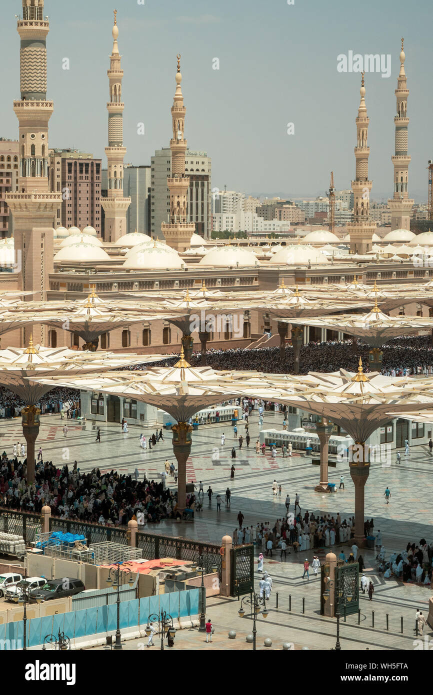 Während der Freitag Gebet Tausende muslimische Pilger beten am Al-Masjid an-Nabawī Moschee im Zentrum der Heiligen Stadt Medinah Stockfoto