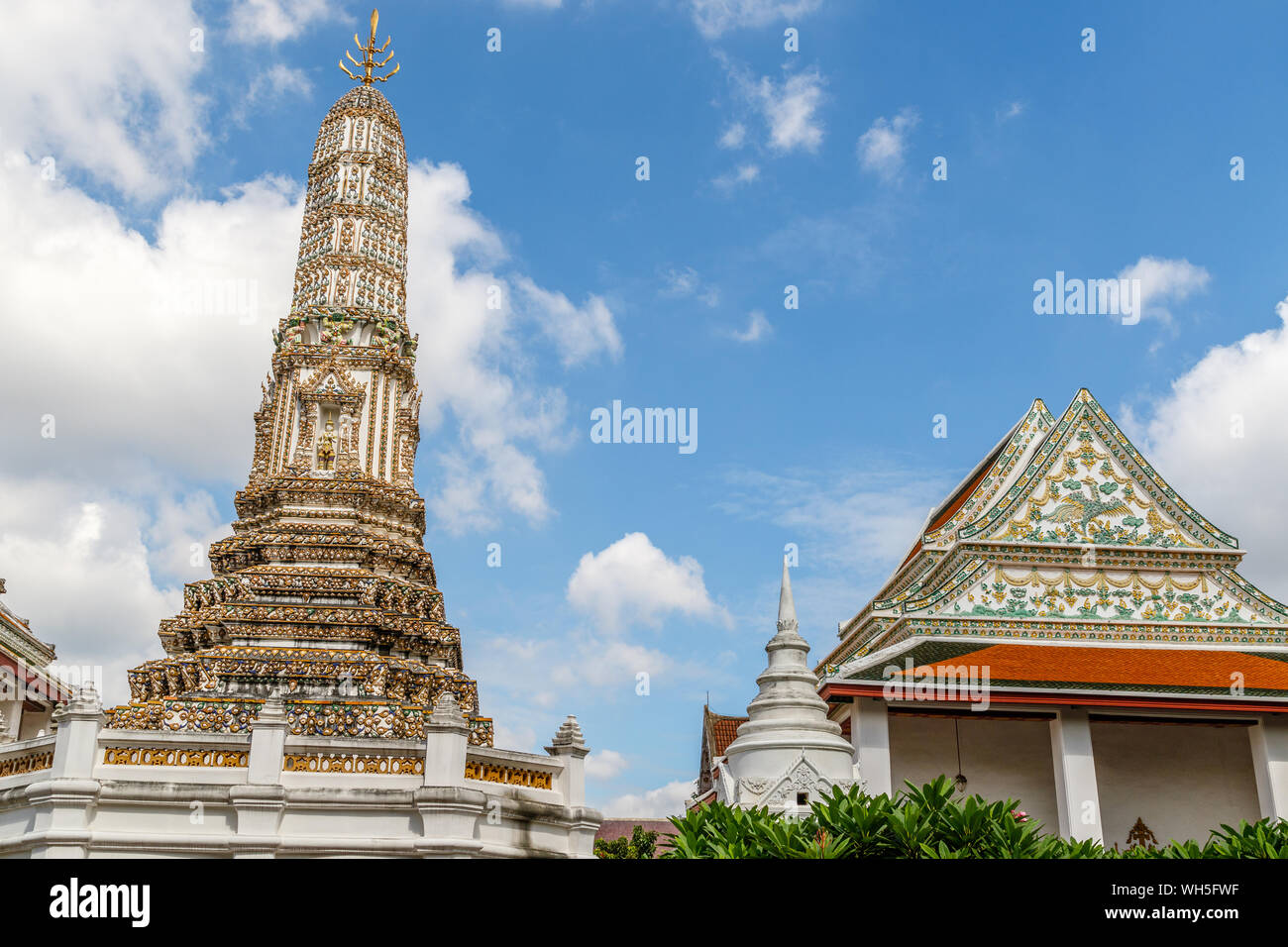 Grosse Thai Stil Stupa (chediI) am Wat Thepthidaram, Bangkok, Thailand. Stockfoto