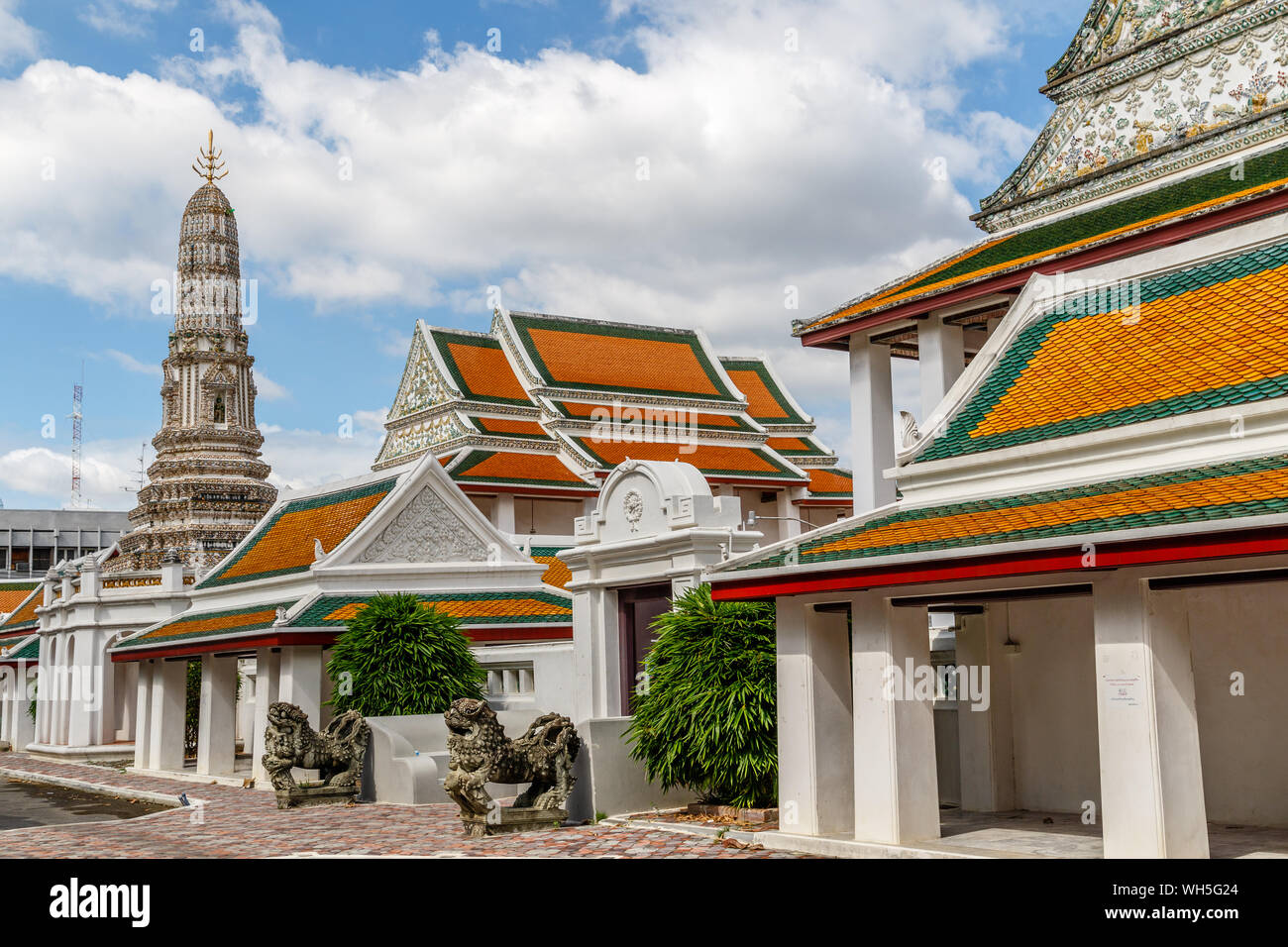 Grosse Thai Stil Stupa (chediI) am Wat Thepthidaram, Bangkok, Thailand. Stockfoto