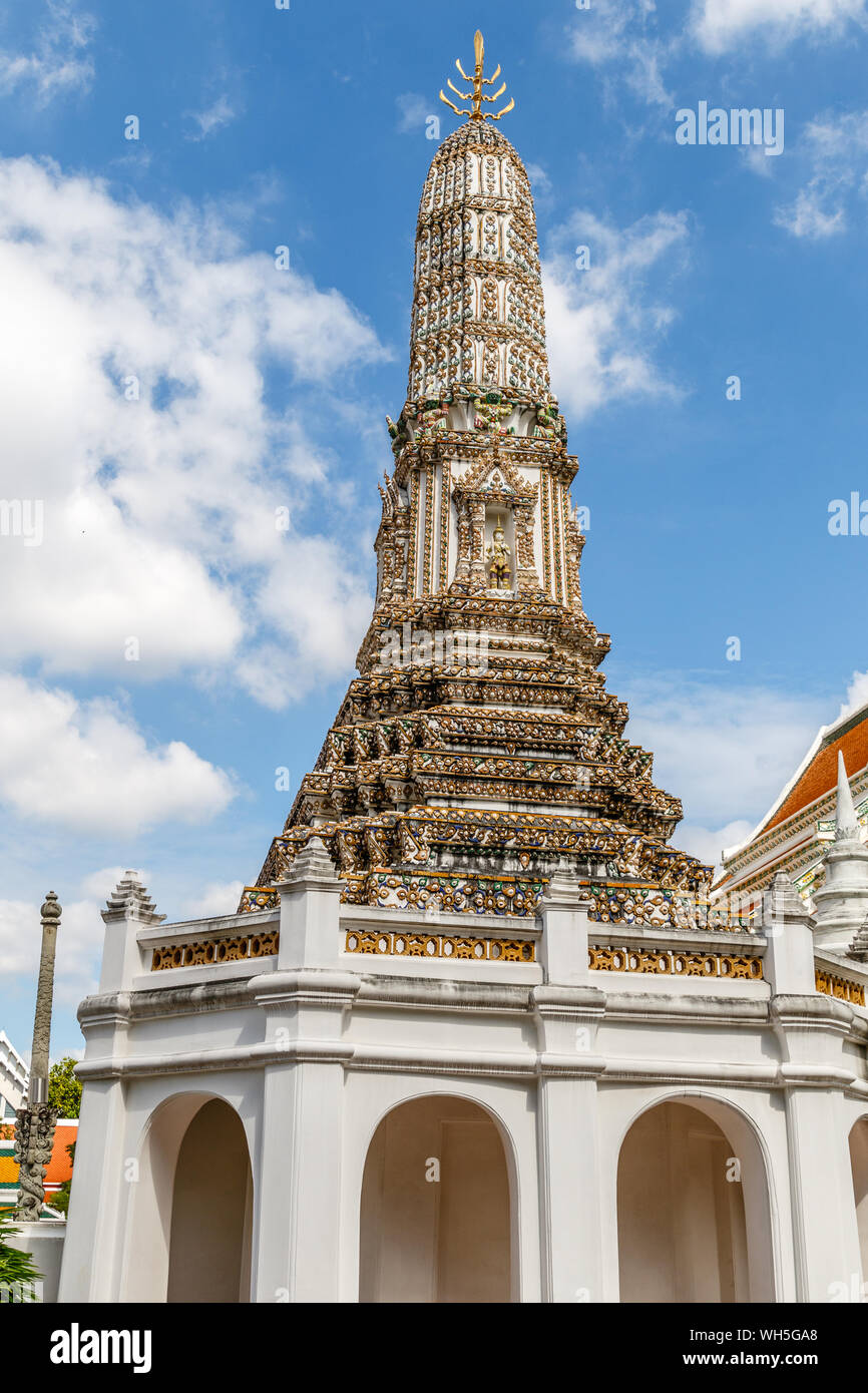 Grosse Thai Stil Stupa (chediI) am Wat Thepthidaram, Bangkok, Thailand. Bild vertikal. Stockfoto
