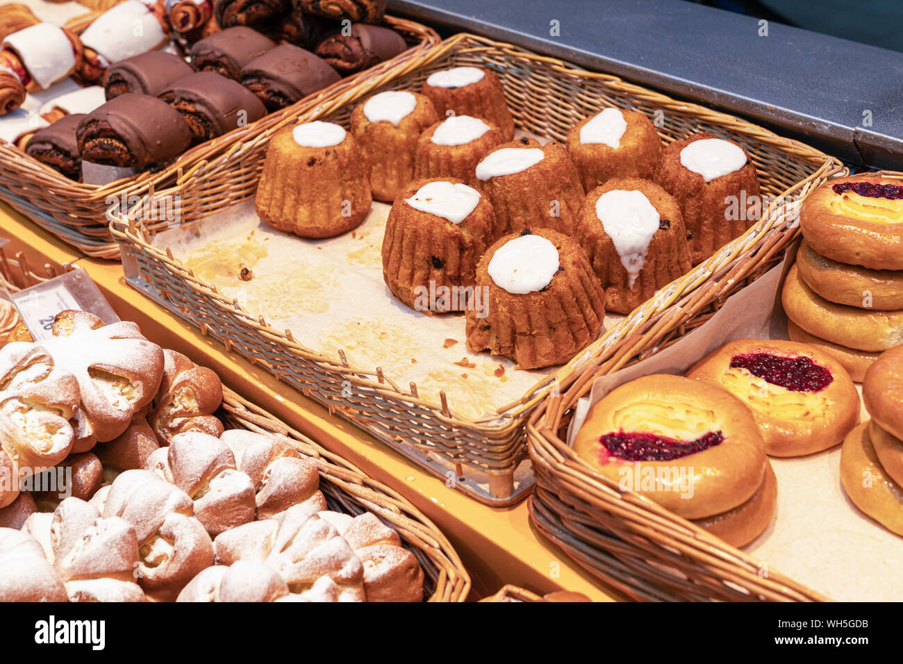 Rum Baba, Süßware im Store. Stockfoto