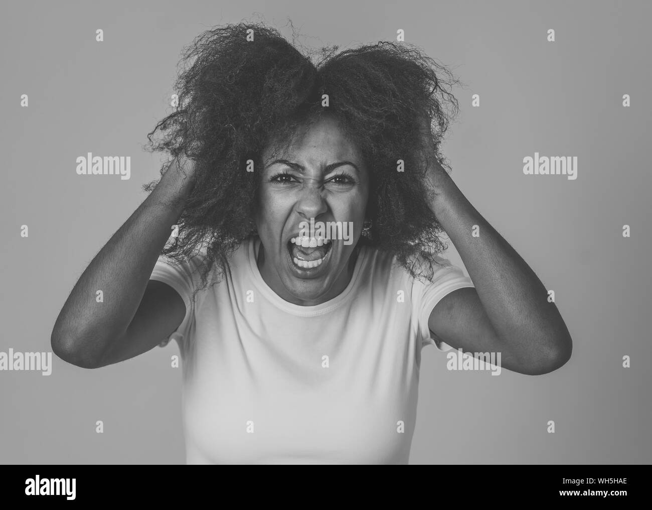 Portrait von frustriert afrikanische amerikanische Frau mit verärgerten und betonte Gesicht. Suchen verrückt schreien und die wütenden Gesten Angst leiden. In H Stockfoto