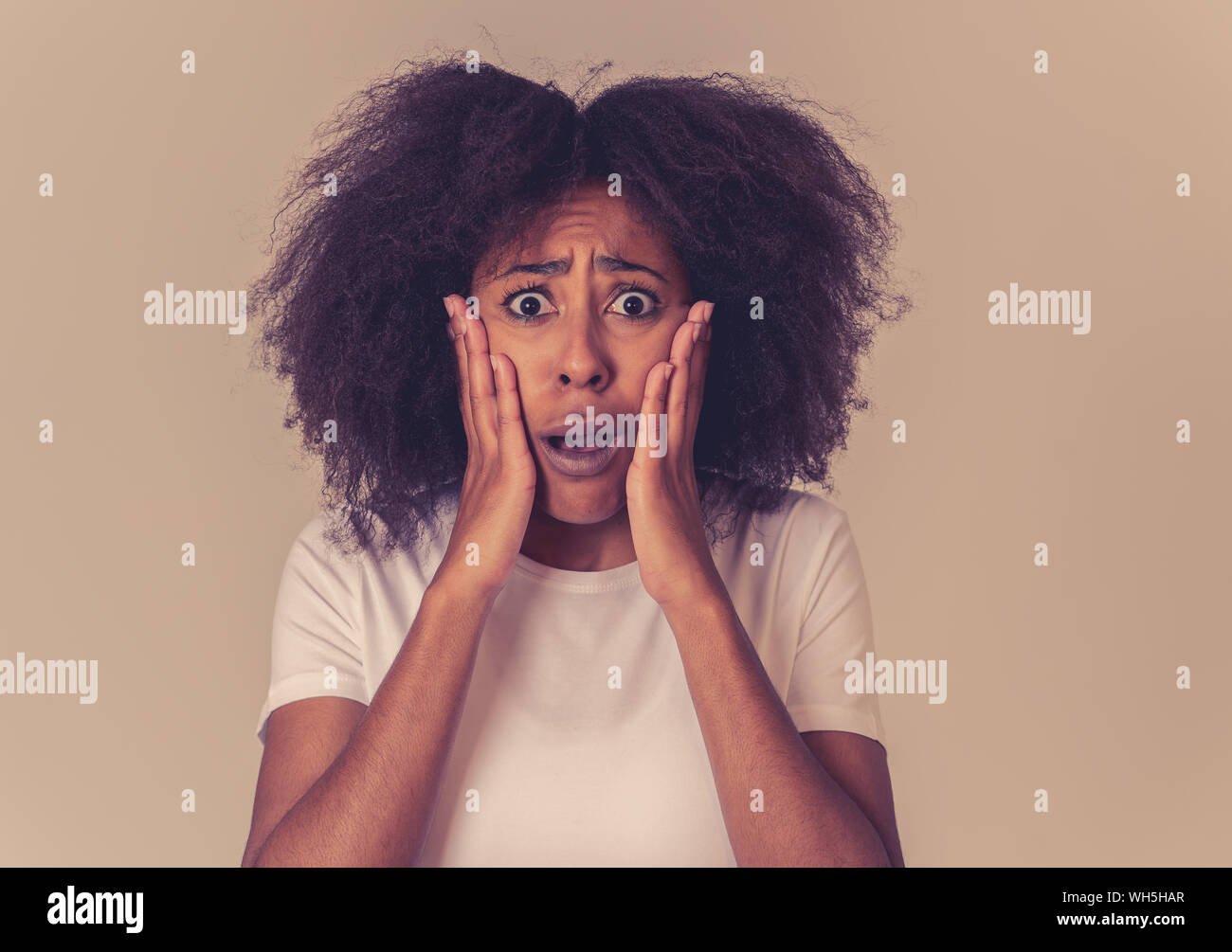 Portrait von frustriert afrikanische amerikanische Frau mit verärgerten und betonte Gesicht. Suchen verrückt schreien und die wütenden Gesten Angst leiden. In H Stockfoto