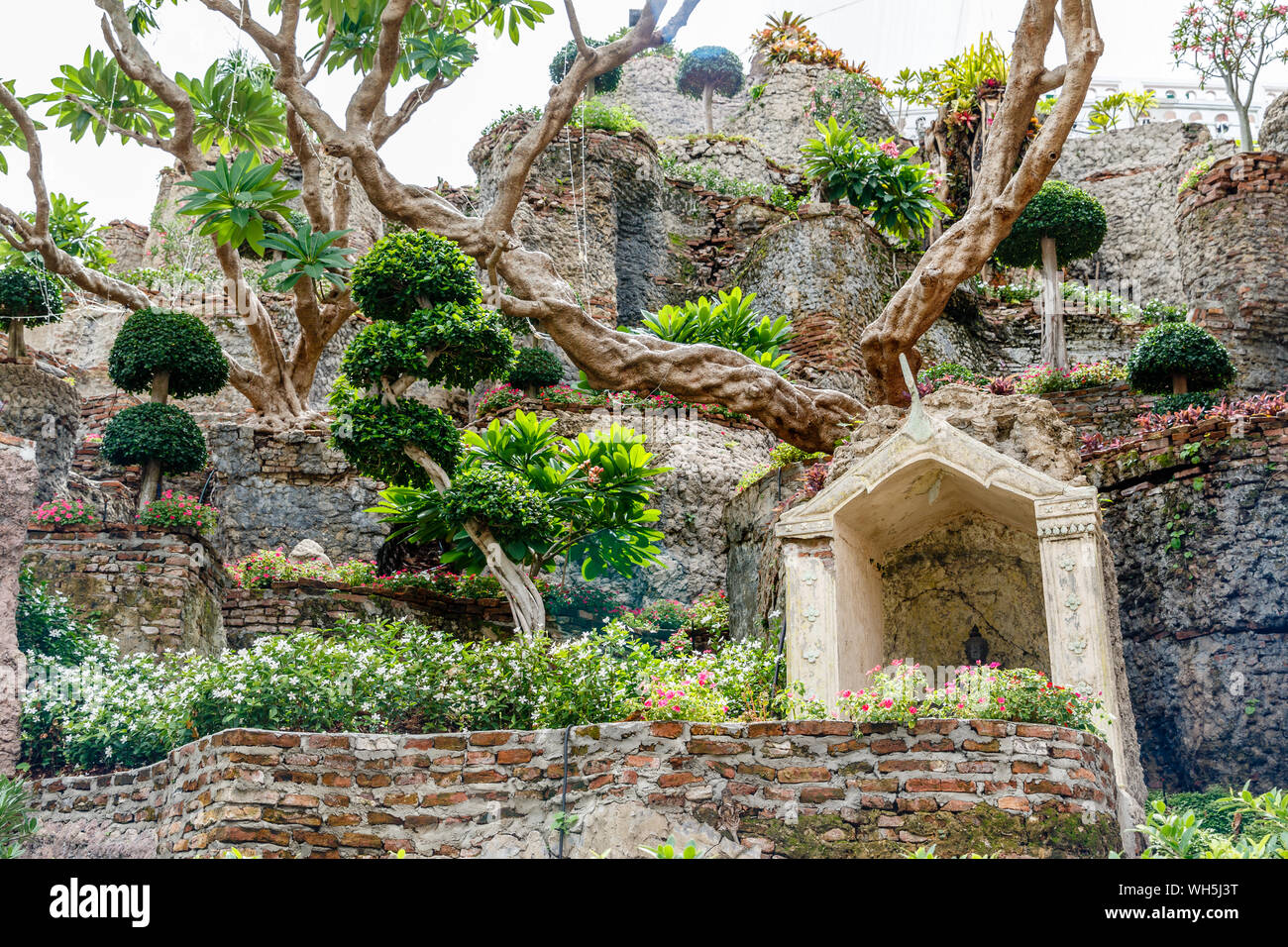 Gebiet des Wat Saket Ratcha Wora Maha Wihan oder Goldenen Berg, buddhistische Tempel (Wat). Bangkok, Thailand. Stockfoto