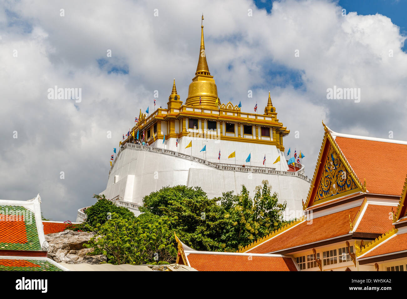 Wat Saket Ratcha Wora Maha Wihan oder Goldenen Berg, buddhistische Tempel (Wat). Bangkok, Thailand. Stockfoto
