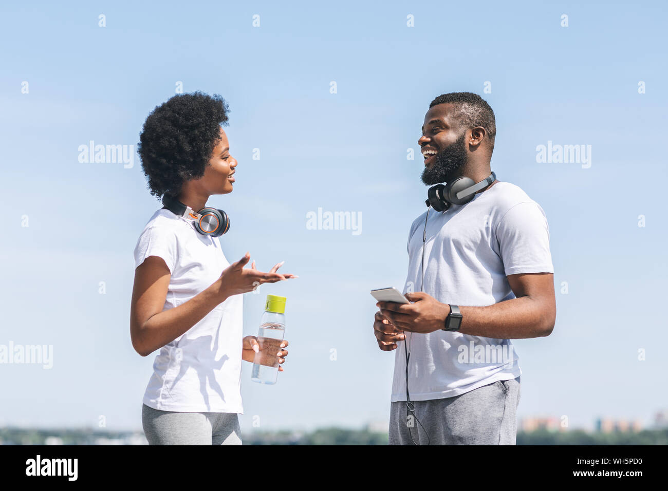 Paar sprechen über Laufen Training Plan in der Nähe des Flusses Stockfoto