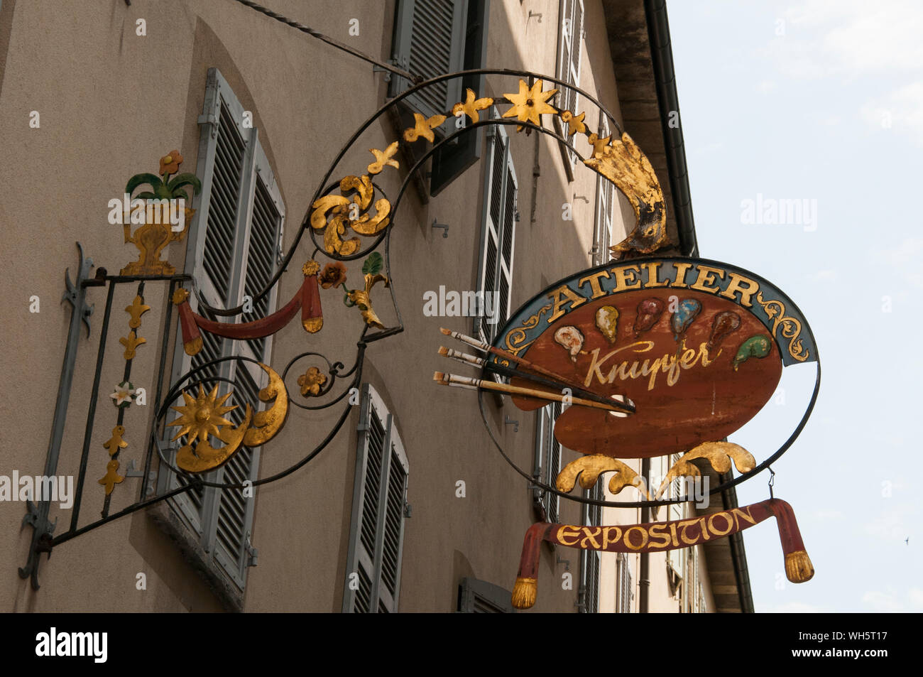 Vergoldete Werbung Sign Studio Ausstellung in der Altstadt von Sion (Sitten), Wallis (Wallis), Schweiz Stockfoto