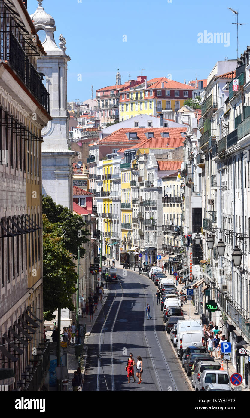 Eine Luftaufnahme der belebten Straße von Lissabon, die „Rua de Sao Paulo“ heißt, an einem hellen Sommertag Stockfoto