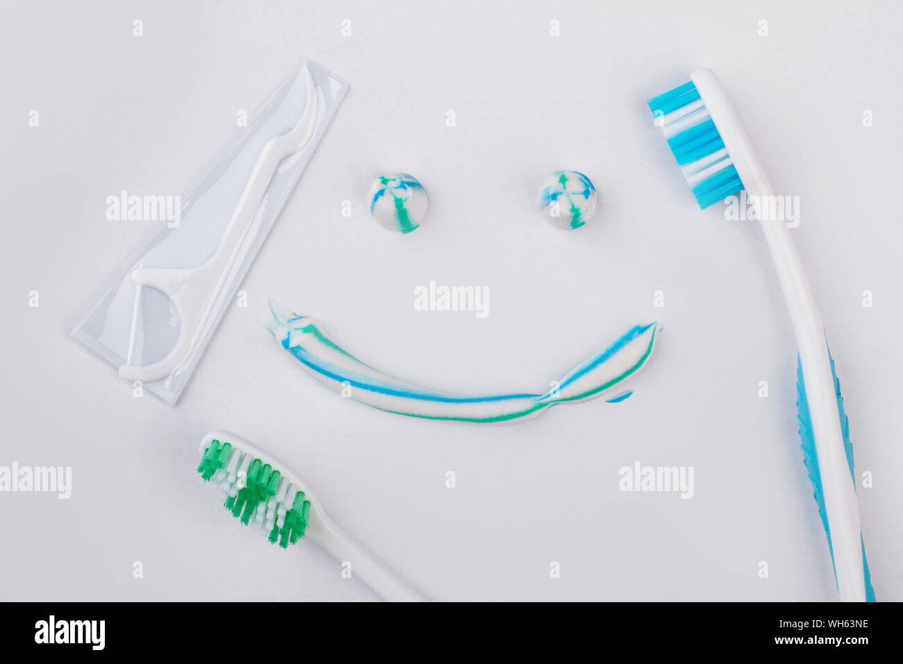 Lächelndes Emoji-Gesicht mit Zahnpasta malen. Stockfoto