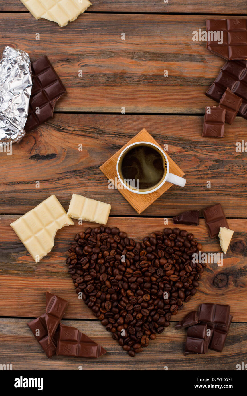 Schokoladen-Bars, Tasse Kaffee und Kaffeebohnen. Stockfoto