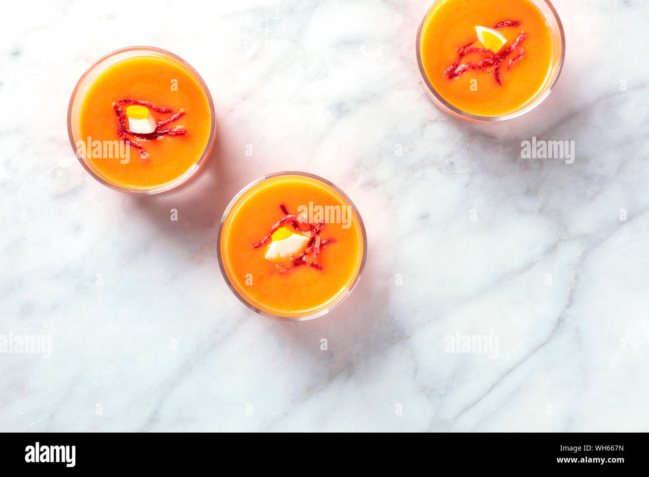 Salmorejo, kalte spanische Tomate und Brot, Suppe, in Gläsern auf einem ...