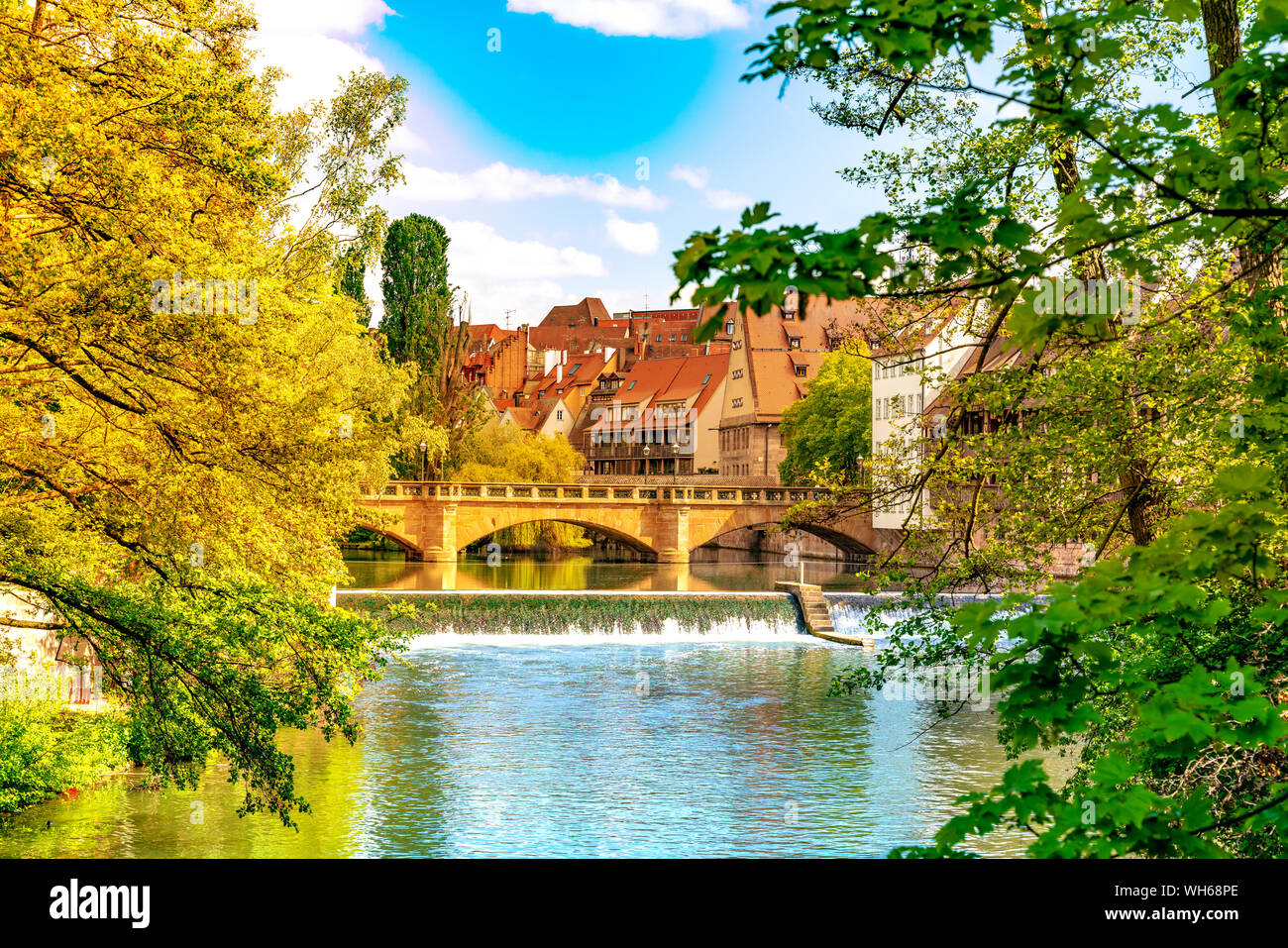 Blick auf die historische mittelalterliche Architektur und der Pegnitz in Nürnberg, Deutschland. Stockfoto