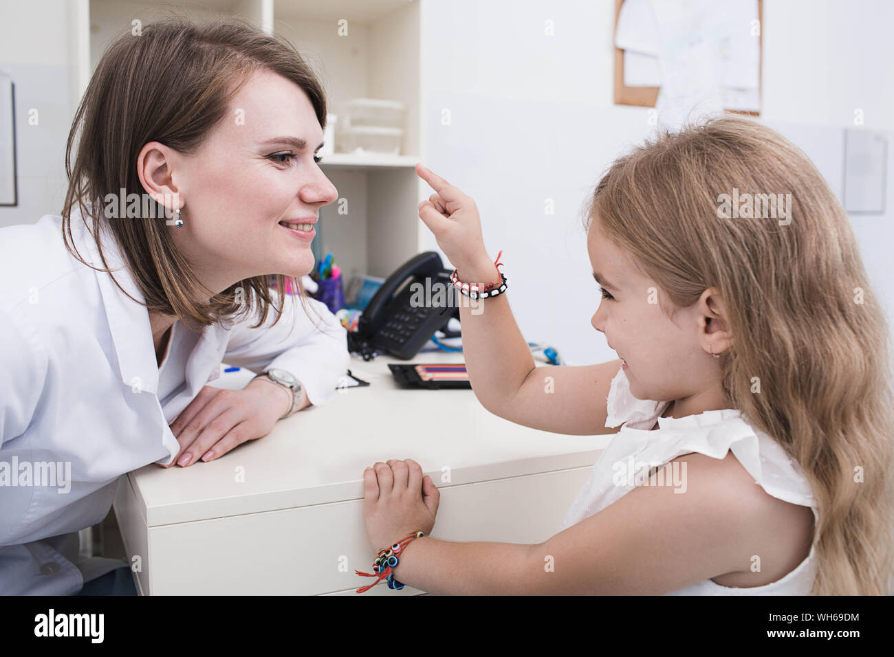 Süße kleine Mädchen während der Wiedergabe Therapie beim Kinderpsychologen Büro Stockfoto