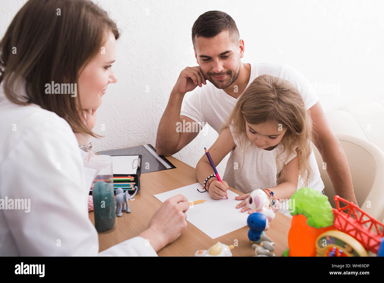 Vater mit seinem Kind beim Kinderpsychologen Büro. Kind Psychologen kümmern sich um die psychische Gesundheit des Kindes Stockfoto