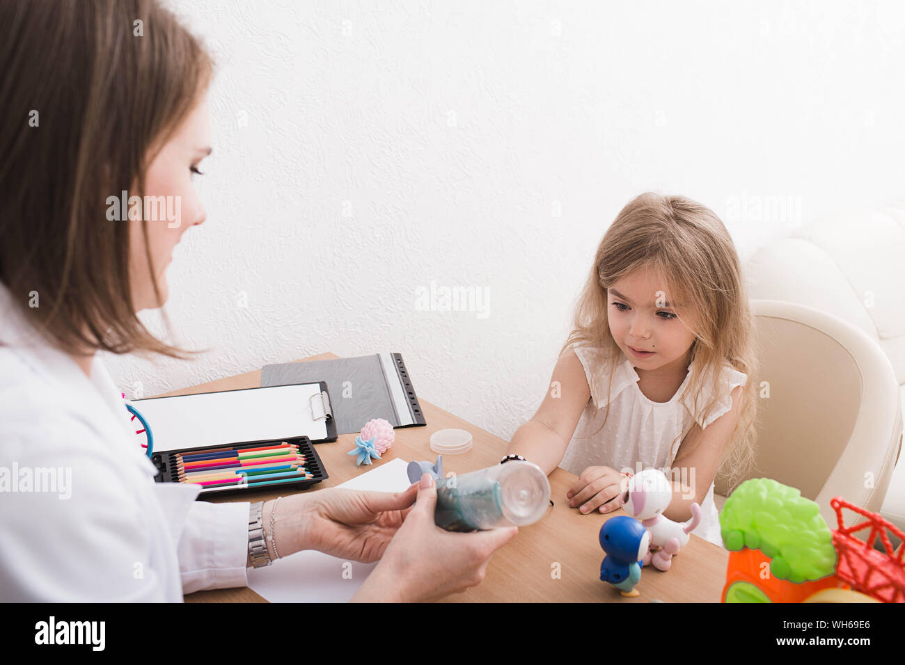 Süße kleine Mädchen während der Wiedergabe Therapie beim Kinderpsychologen Büro Stockfoto