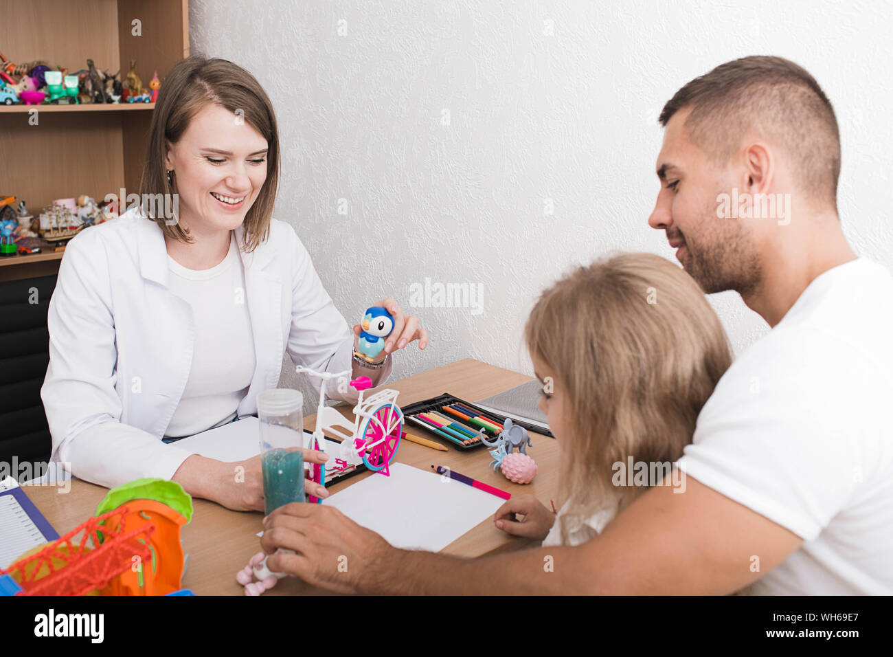 Elternteil mit seinem Kind beim Kinderpsychologen Büro. Kind Psychologen kümmern sich um die psychische Gesundheit des Kindes Stockfoto