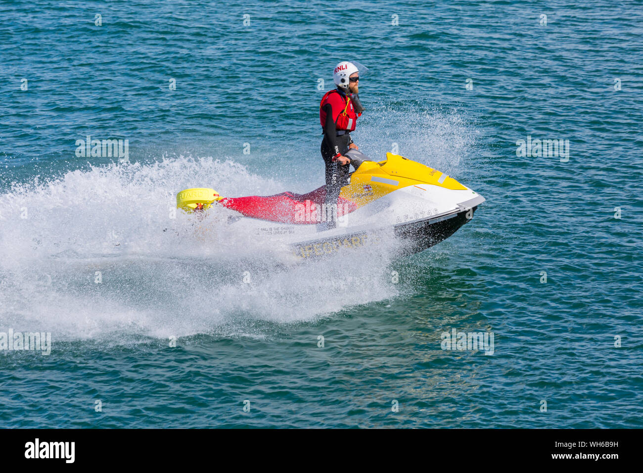 RNLI Rettungsschwimmer auf Jetski auf Patrouille in Bournemouth Strand während der Bournemouth Air Festival, Dorset UK im August Stockfoto