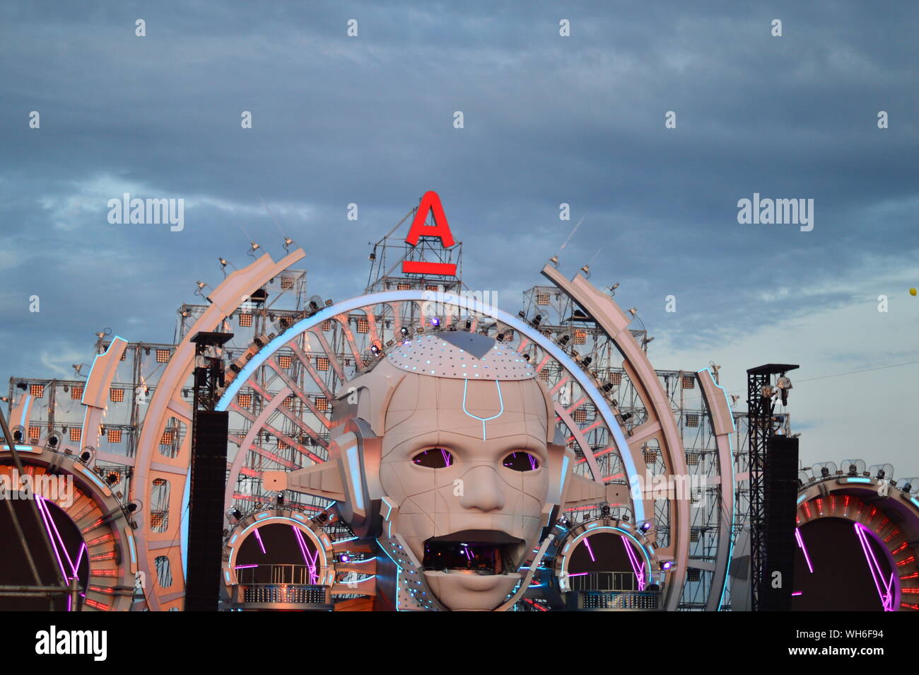 KOSINO, Russland - Juli 18, 2015: Hauptbühne am Alfa Zukunft Menschen Festival vom 17.-19. Juli in der Nähe von Nischnij Nowgorod. Stockfoto