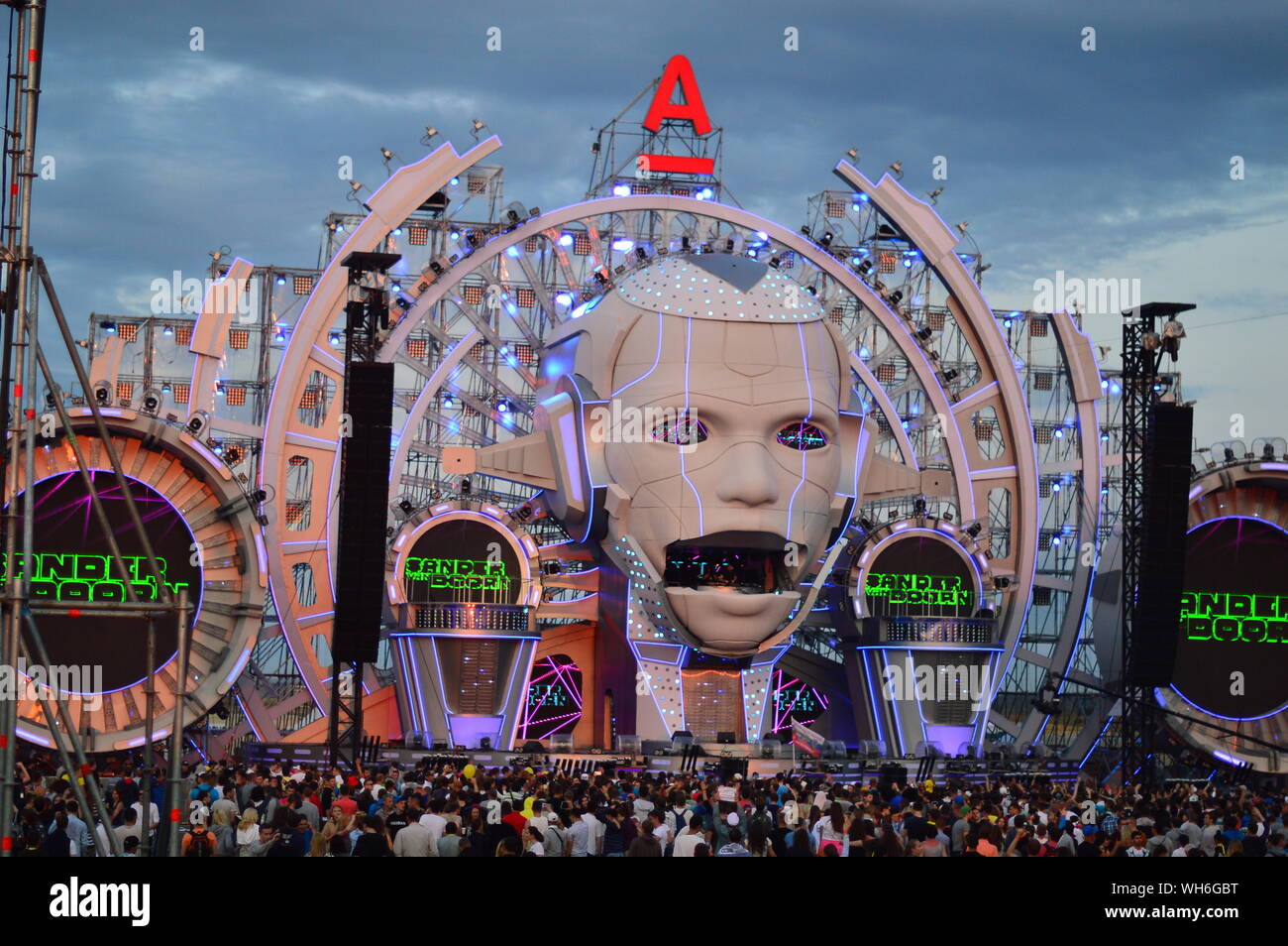 KOSINO, Russland - Juli 18, 2015: Hauptbühne am Alfa Zukunft Menschen Festival vom 17.-19. Juli in der Nähe von Nischnij Nowgorod. Stockfoto