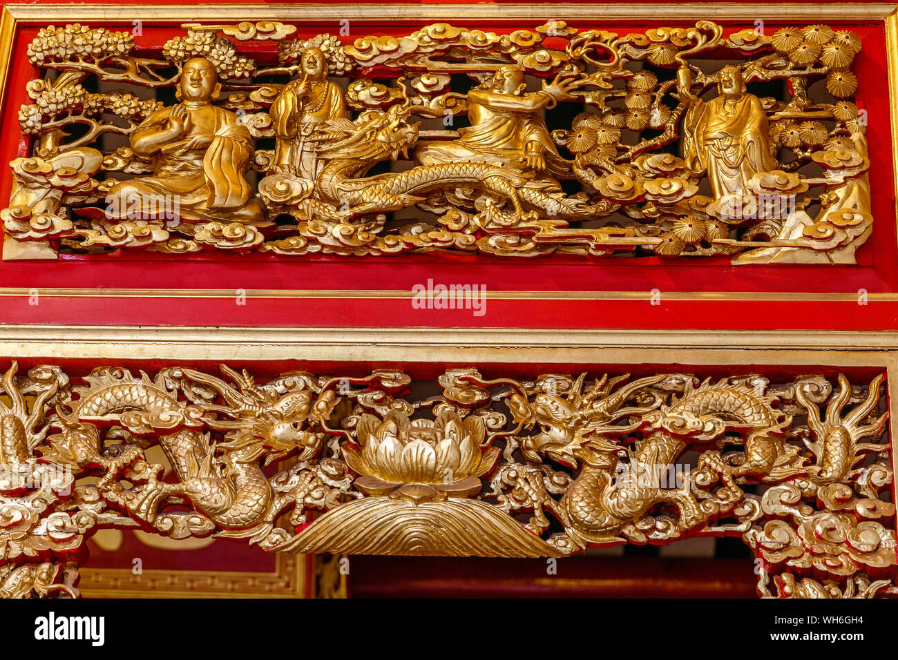 Gold bemalt Holzschnitzerei im Wat Mangkon Kamalawat oder Wat Leng Noei Yi, der größten und wichtigsten chinesischen buddhistischen Tempel in Bangkok, Thailand Stockfoto