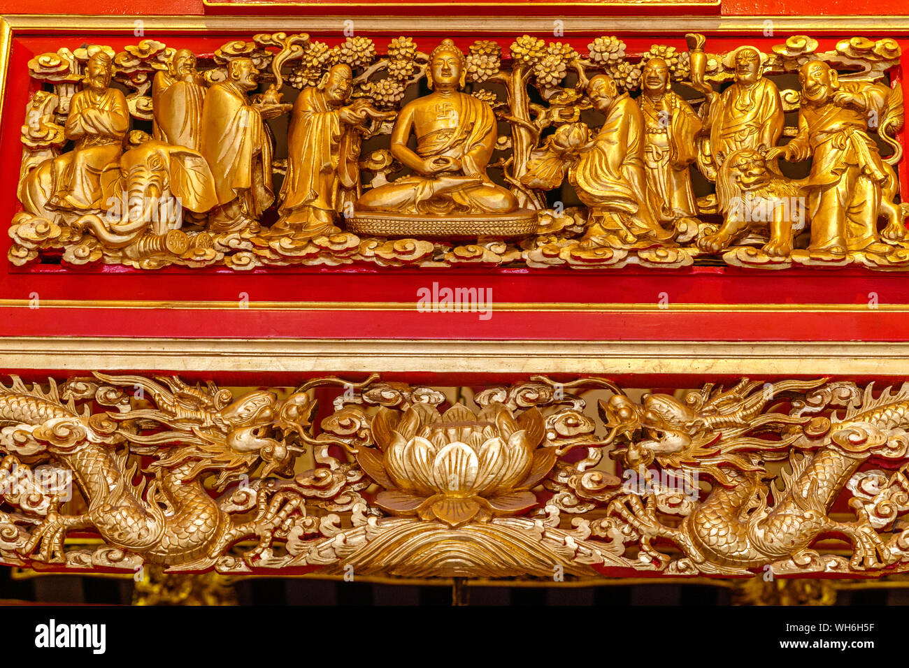 Gold bemalt Holzschnitzerei im Wat Mangkon Kamalawat oder Wat Leng Noei Yi, der größten und wichtigsten chinesischen buddhistischen Tempel in Bangkok, Thailand Stockfoto