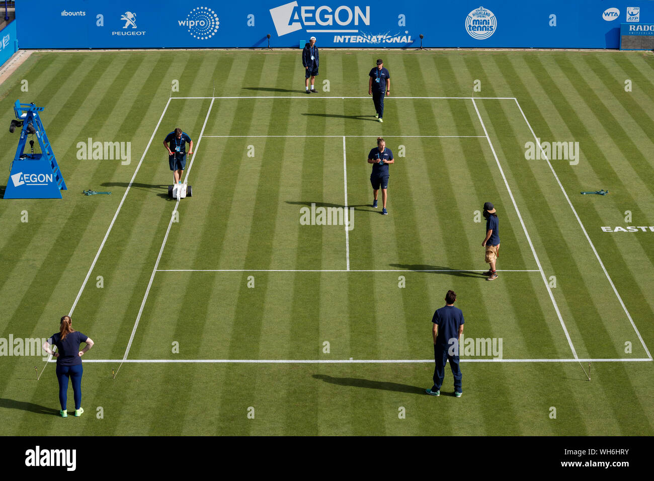 Aegon International 2017, Eastbourne, England. Gärtner Vorbereitung Center Court. Montag, 26, Juni, 2017 - Devonshire Park, Eastbourne, England. ( Stockfoto