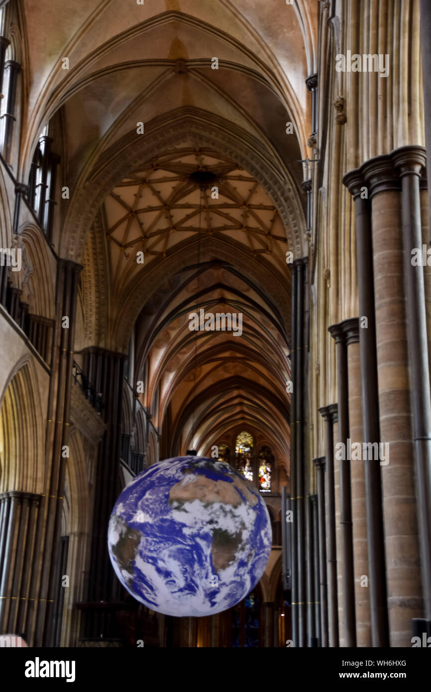 Die Kathedrale von Salisbury mit Gaia Ausstellung Stockfoto