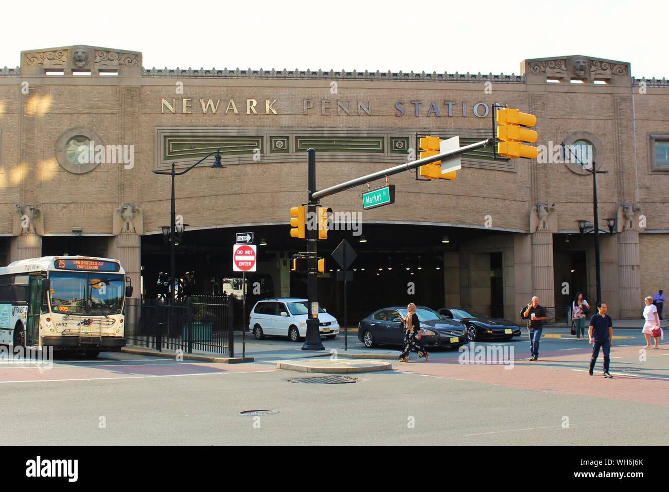 Newark, New Jersey - 15. August 2019: Blick auf die Market Street dicht befahrene Newark Penn (Pennsylvania) Bus und Bahnhof. Stockfoto