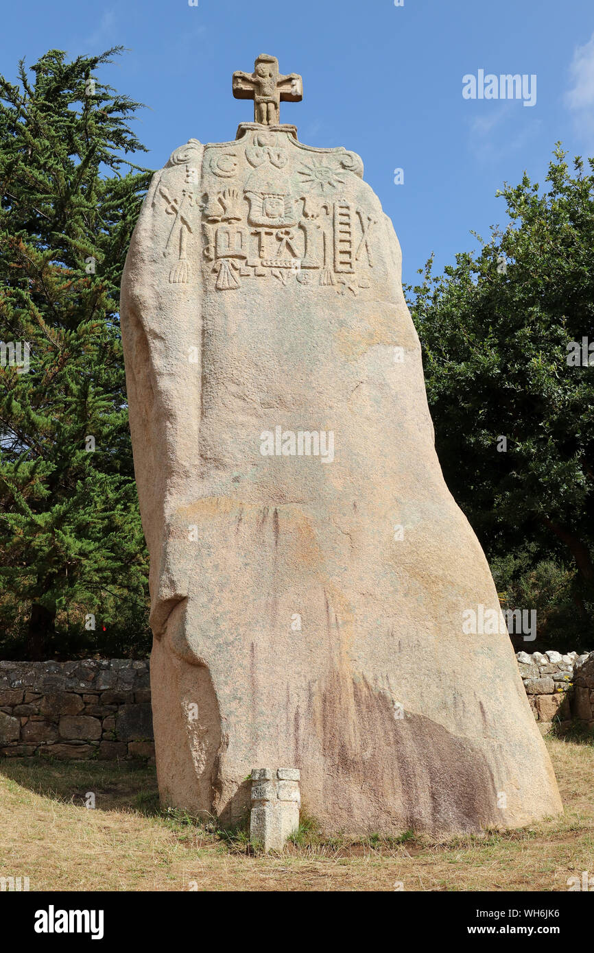 Menhir von Saint-Uzec zweitgrößte Menhir in Frankreich mit christlichen Symbolen Stockfoto